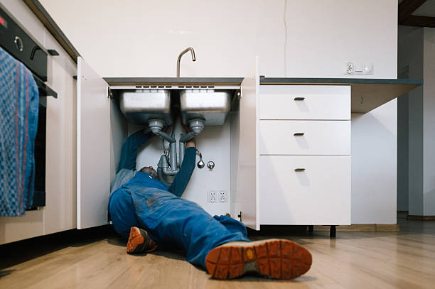 Professional Emergency Plumber technician working in New Albany, OH